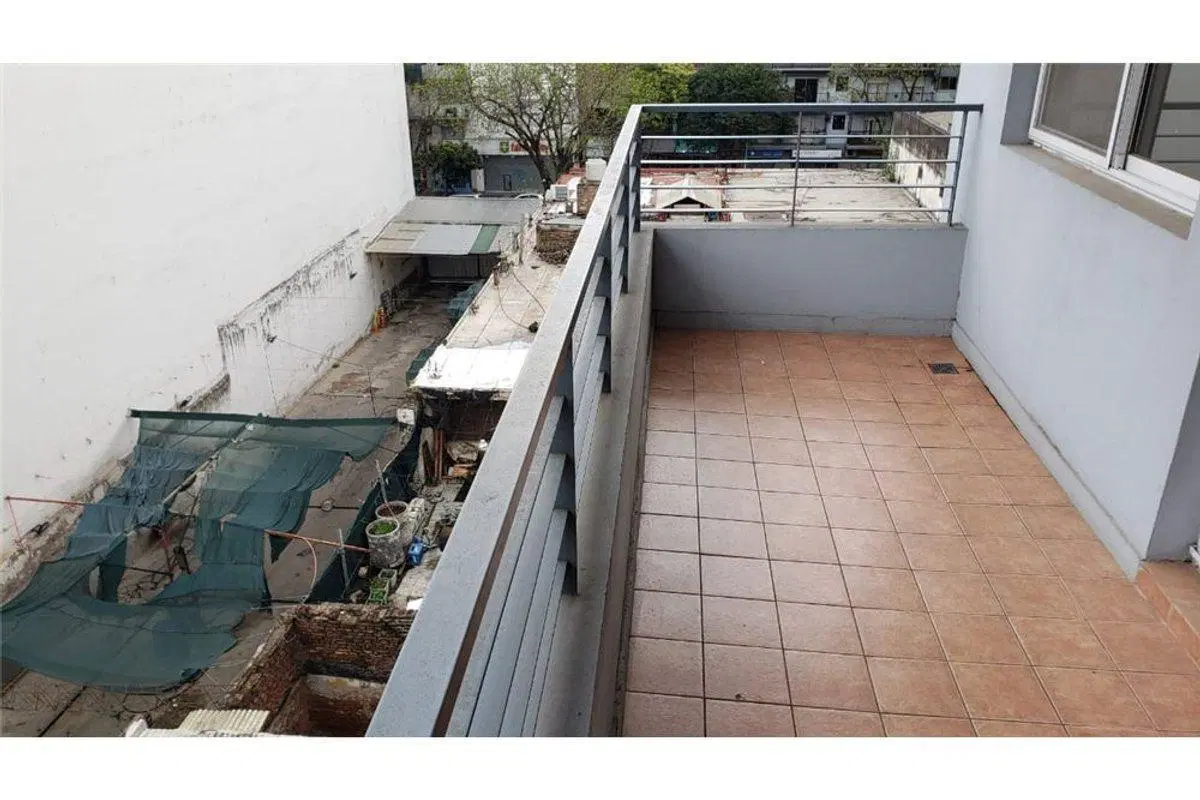 AMPLIO MONOAMBIENTE DIVISIBLE (EN L)  CON BALCON 5
