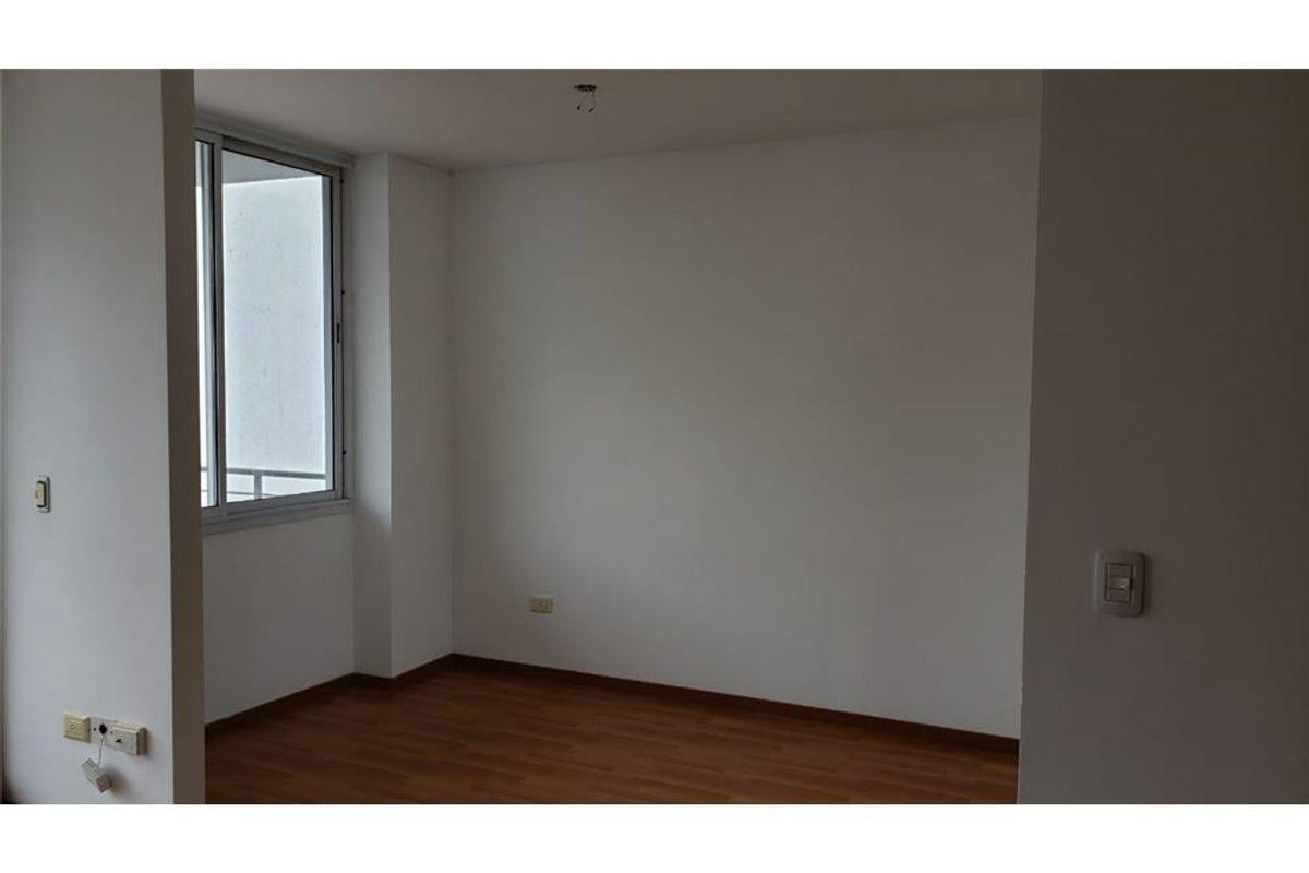 AMPLIO MONOAMBIENTE DIVISIBLE (EN L)  CON BALCON