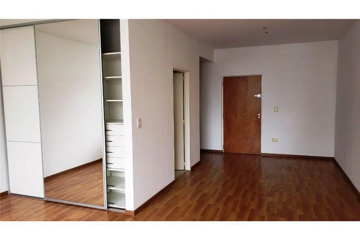 AMPLIO MONOAMBIENTE DIVISIBLE (EN L)  CON BALCON 2
