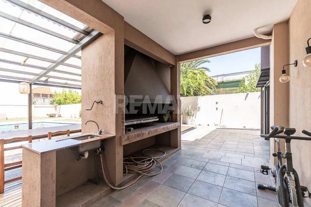 Imponente casa en venta 4 amb en Quilmes 5