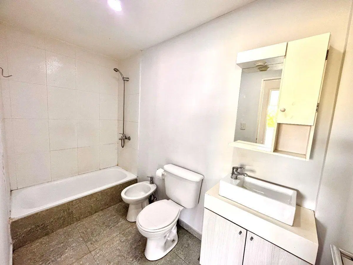 Venta Depto de 3amb c/ cochera y balcon - Quilmes 3