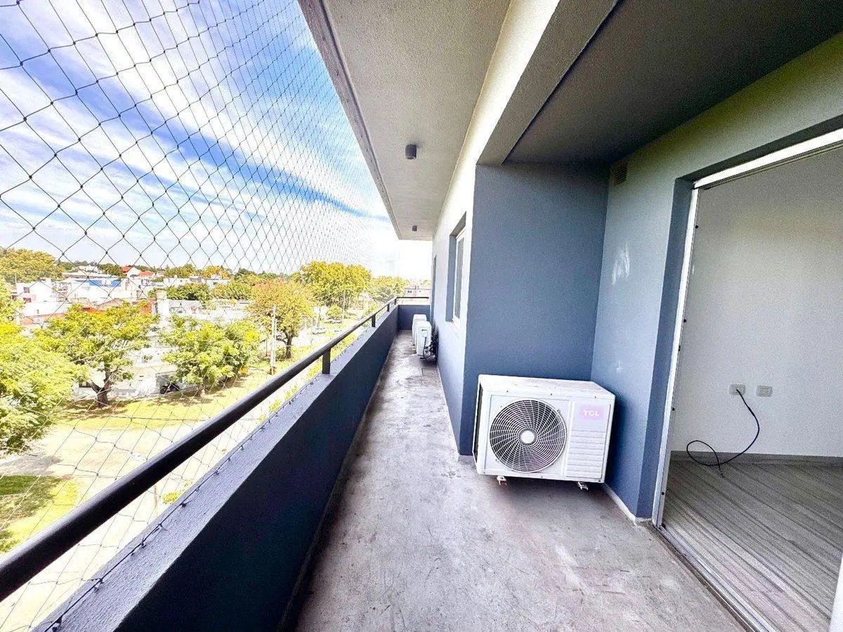 Venta Depto de 3amb c/ cochera y balcon - Quilmes 2