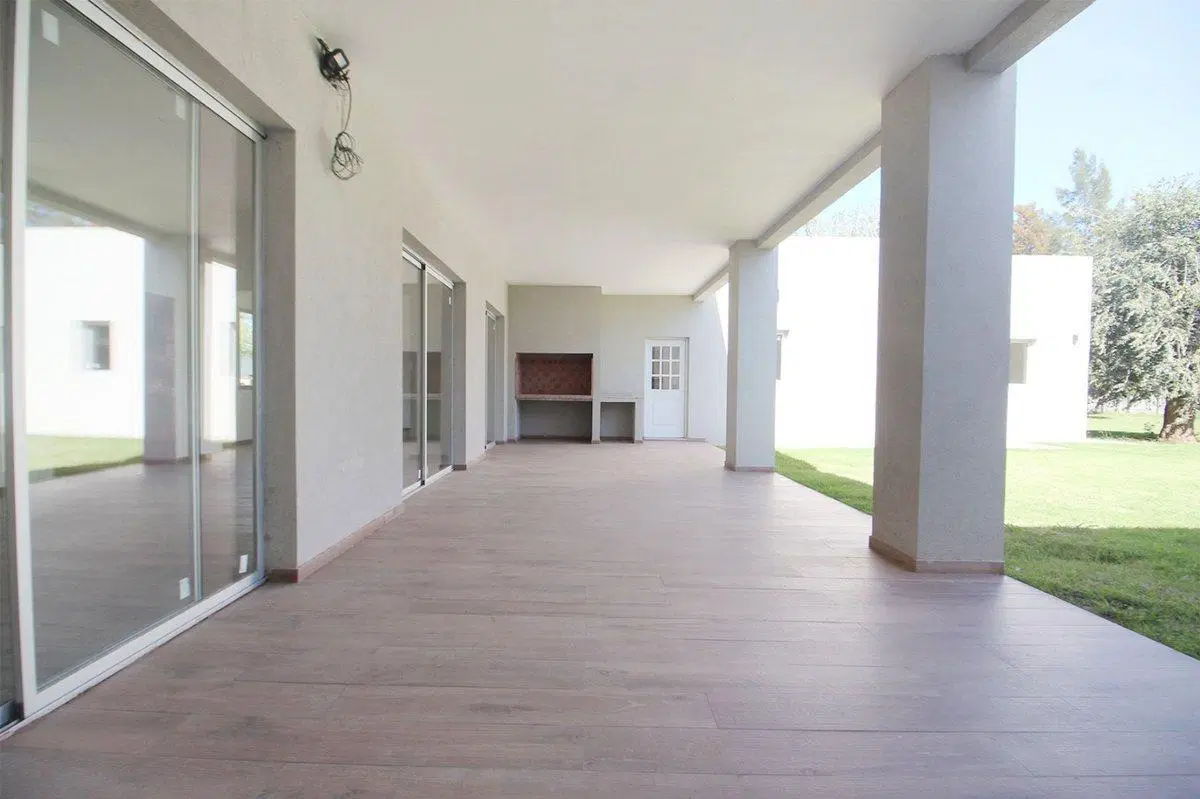 Venta casa 5 ambientes en Pilar 4