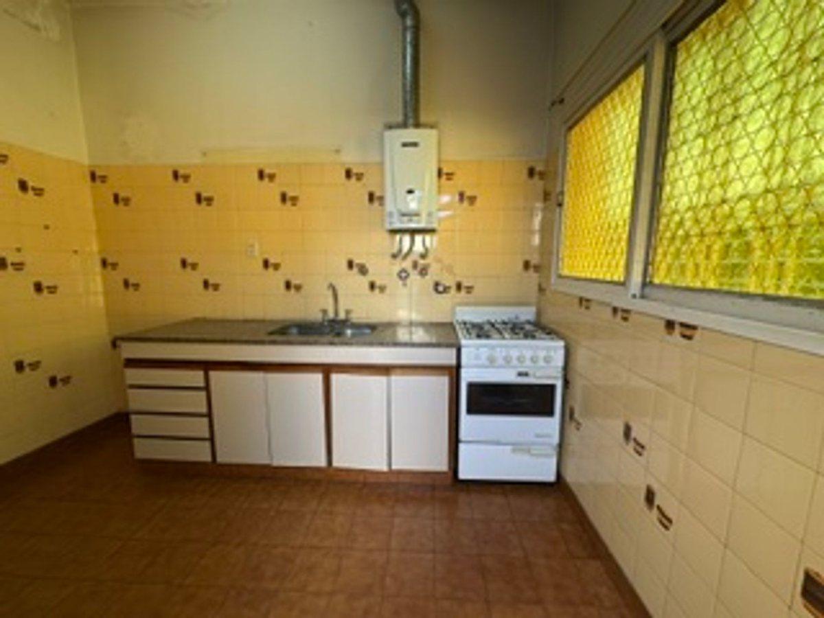 Foto de CASA EN VENTA 4 AMB + DEPTO 2 AMB JARDIN V. MAIPU, imagen 2