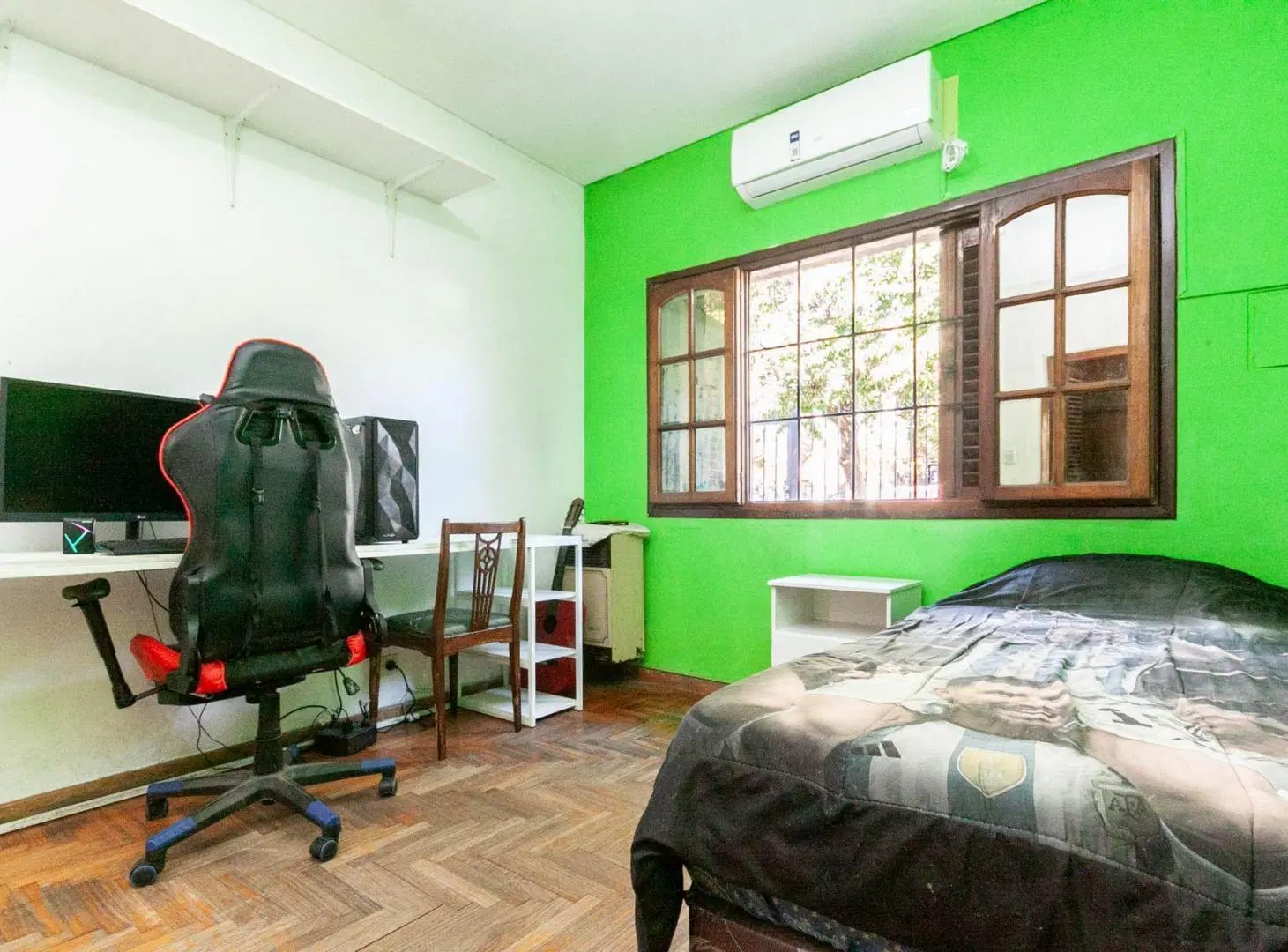 CASA EN VENTA 4/5 AMBIENTES CON COCHERA BURZACO 4