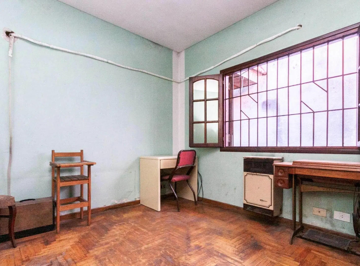 CASA EN VENTA 4/5 AMBIENTES CON COCHERA BURZACO 3