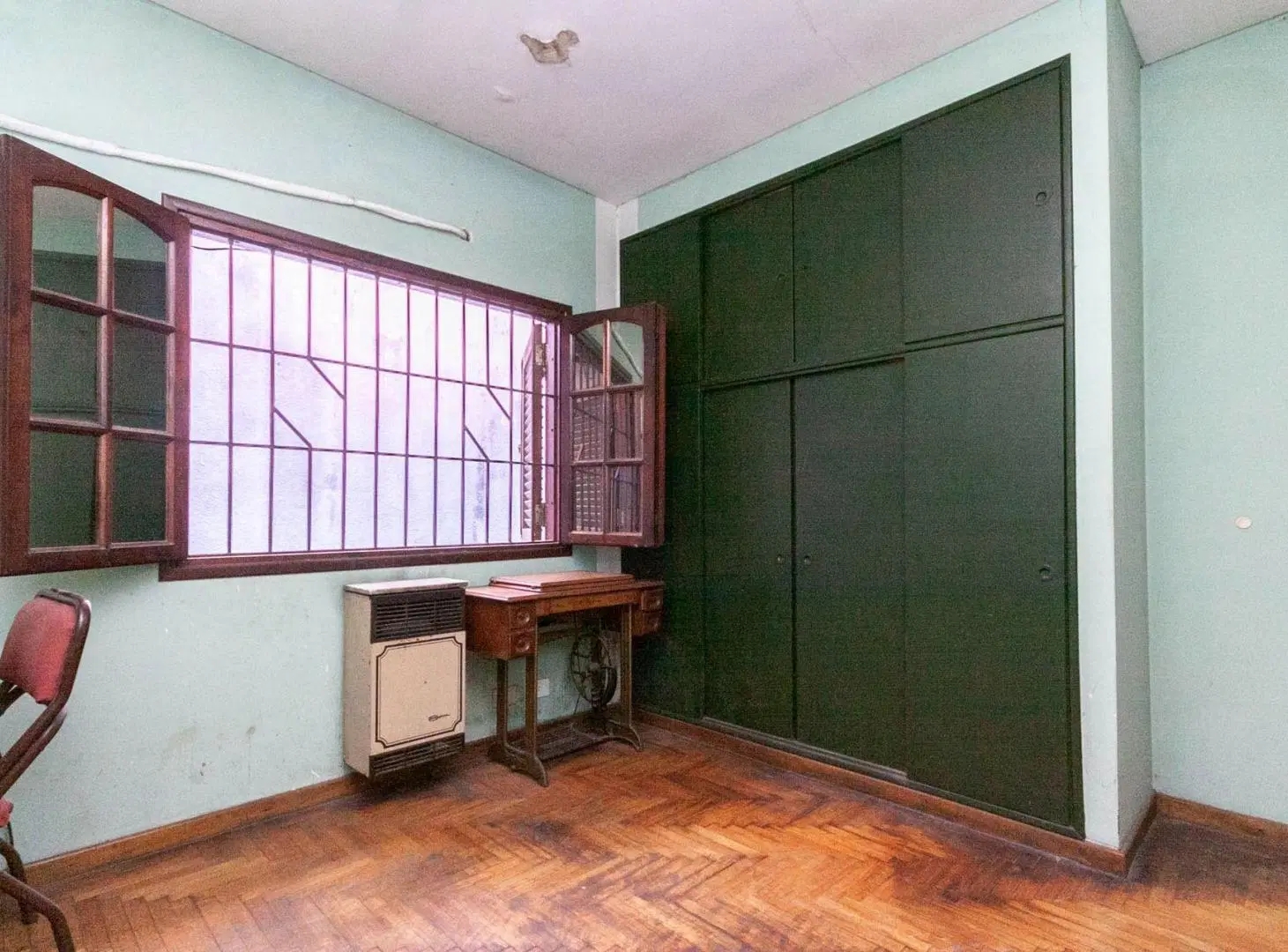CASA EN VENTA 4/5 AMBIENTES CON COCHERA BURZACO 5