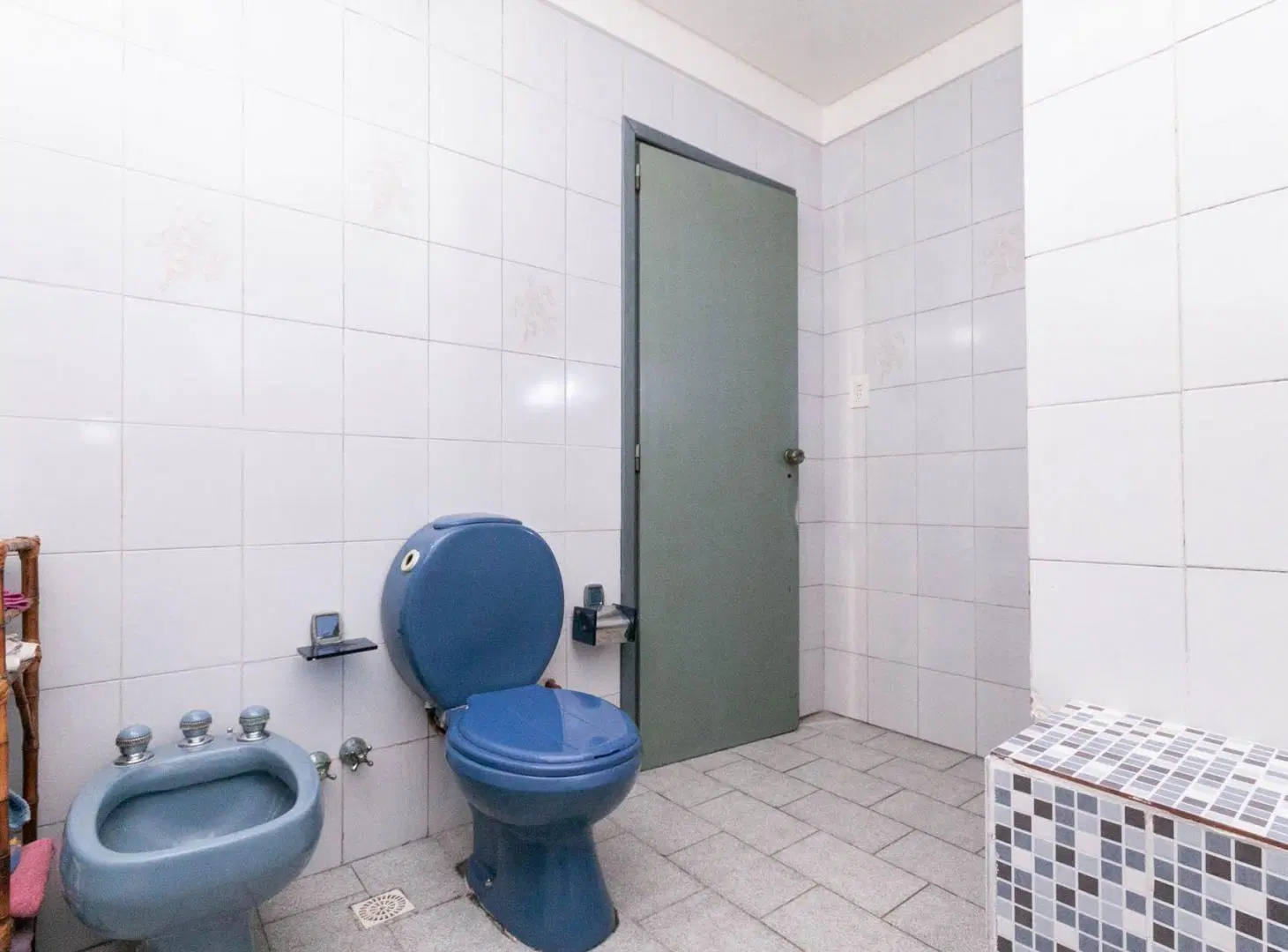 CASA EN VENTA 4/5 AMBIENTES CON COCHERA BURZACO 4
