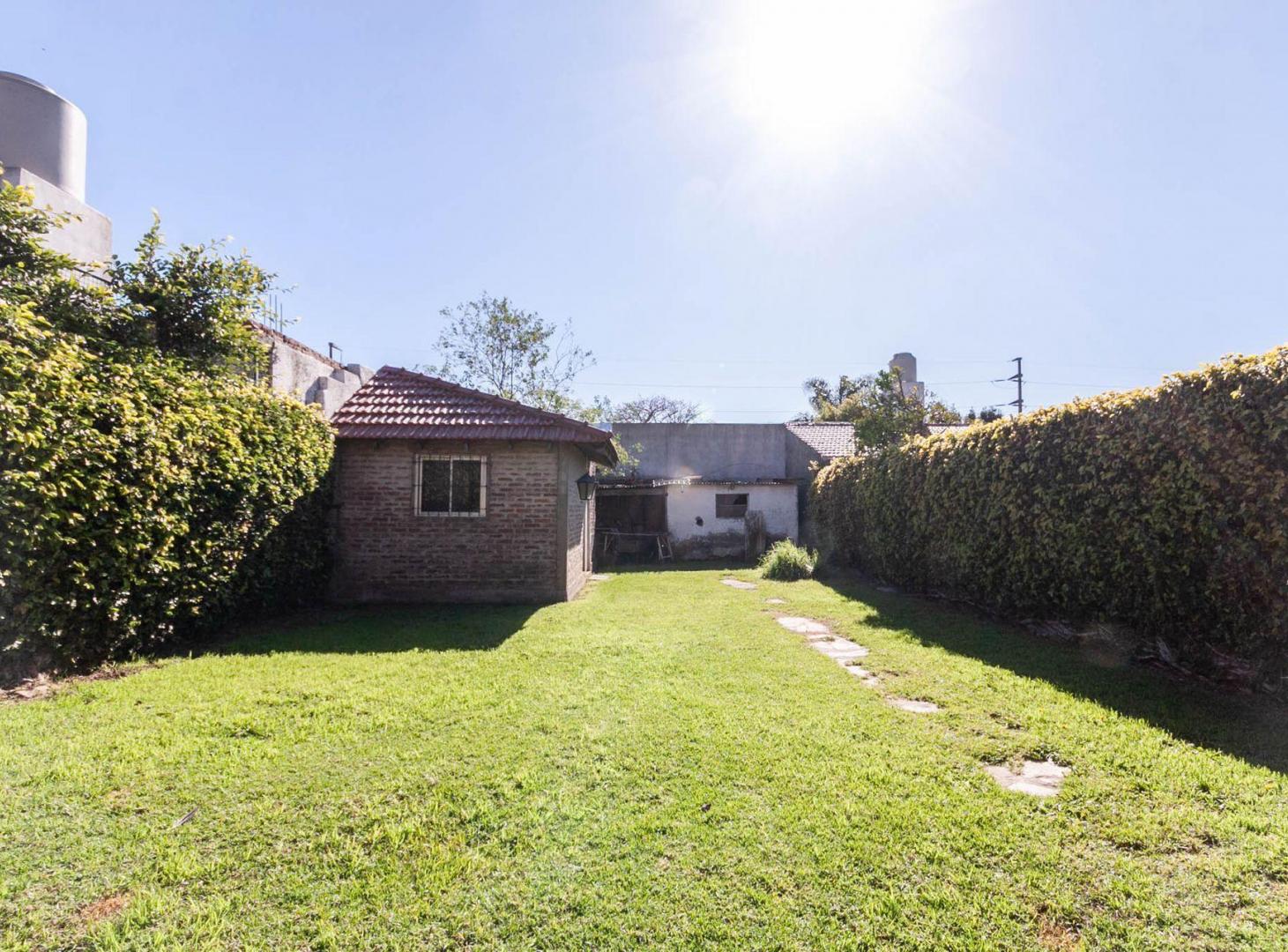 CASA EN VENTA 4/5 AMBIENTES CON COCHERA BURZACO