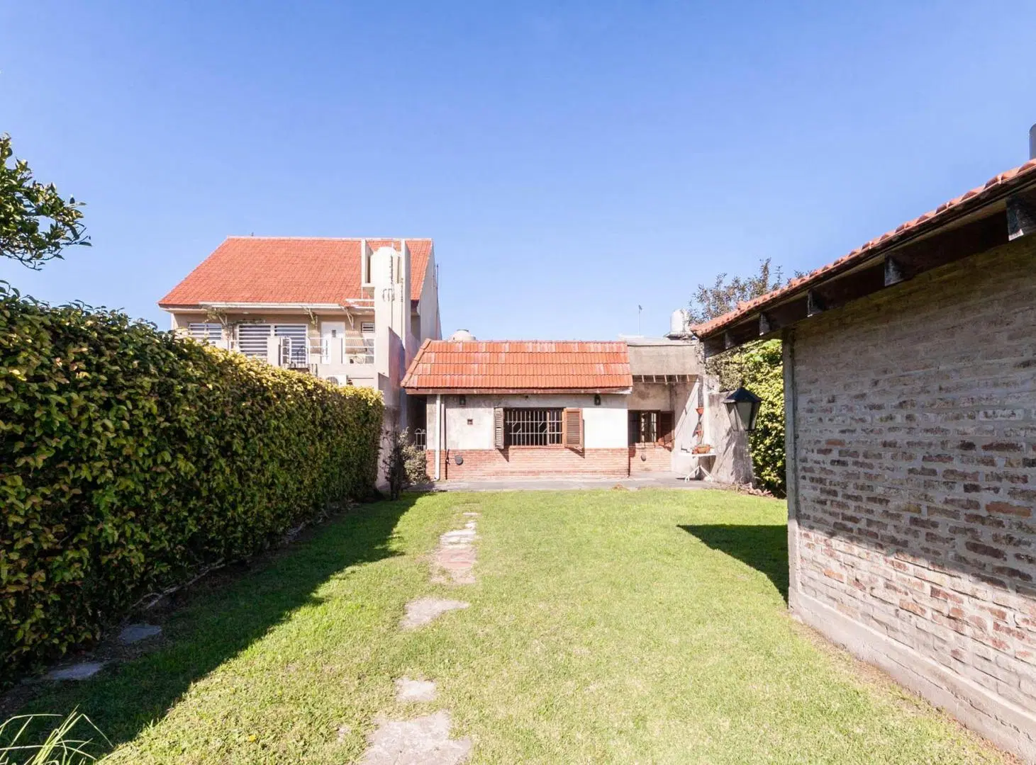 CASA EN VENTA 4/5 AMBIENTES CON COCHERA BURZACO 2