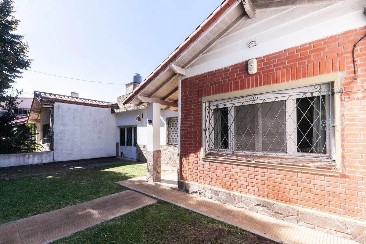 CASA EN VENTA 3 AMBIENTES COCHERA EZPELETA QUILMES 4