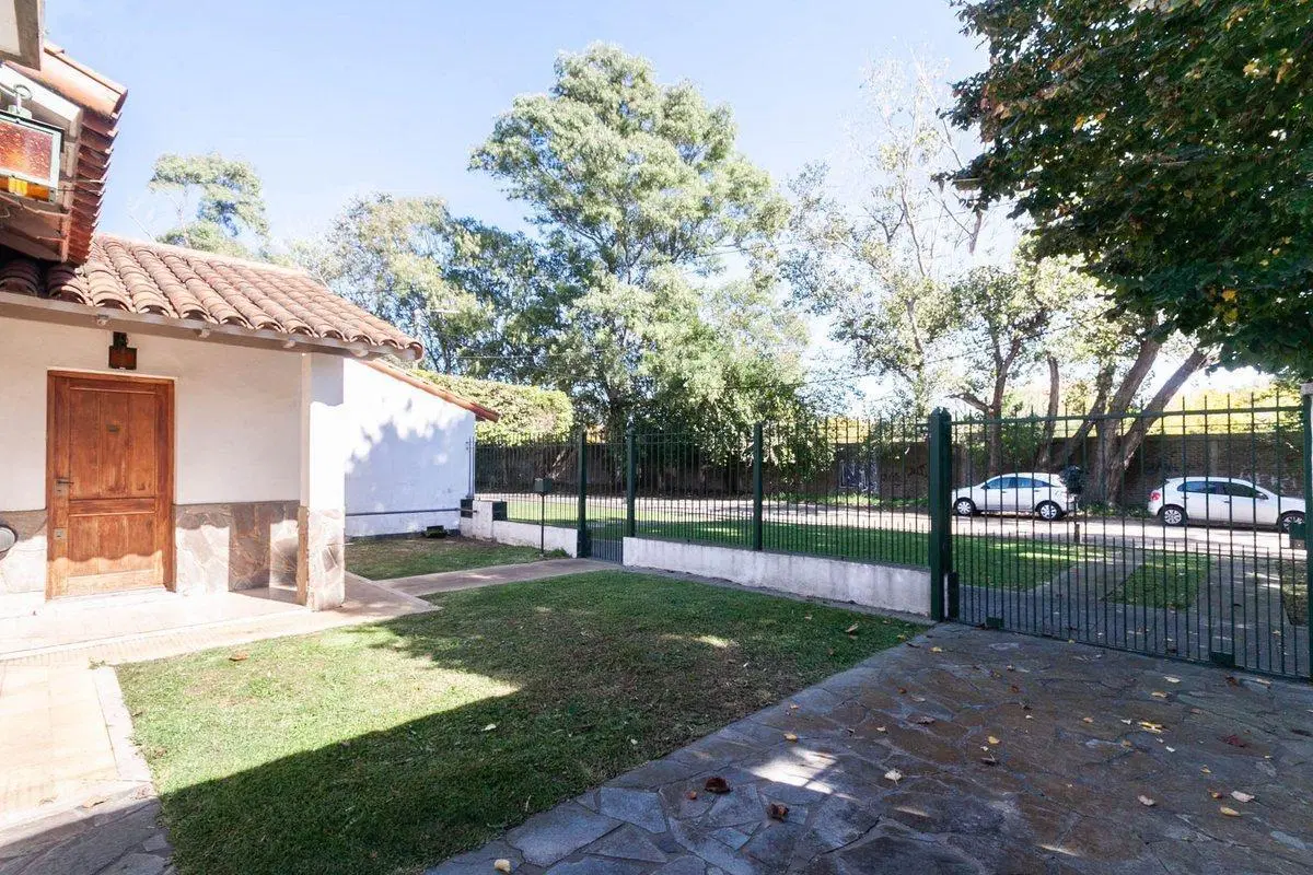 CASA EN VENTA 3 AMBIENTES COCHERA EZPELETA QUILMES 8