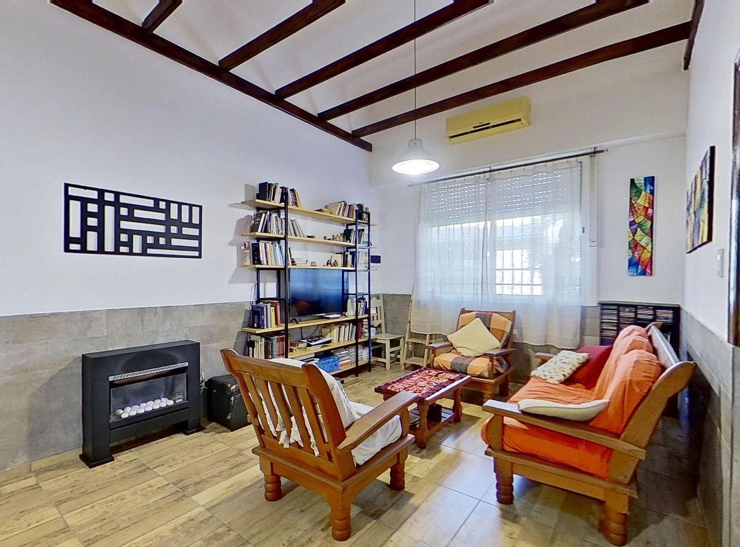 VENTA CASA 4 AMBIENTES EN FLORES