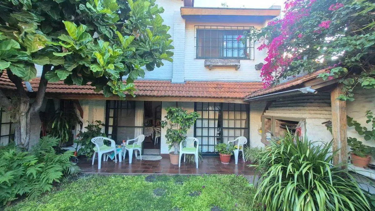 Casa Doble en Villa Adelina cochera  y parrilla 3