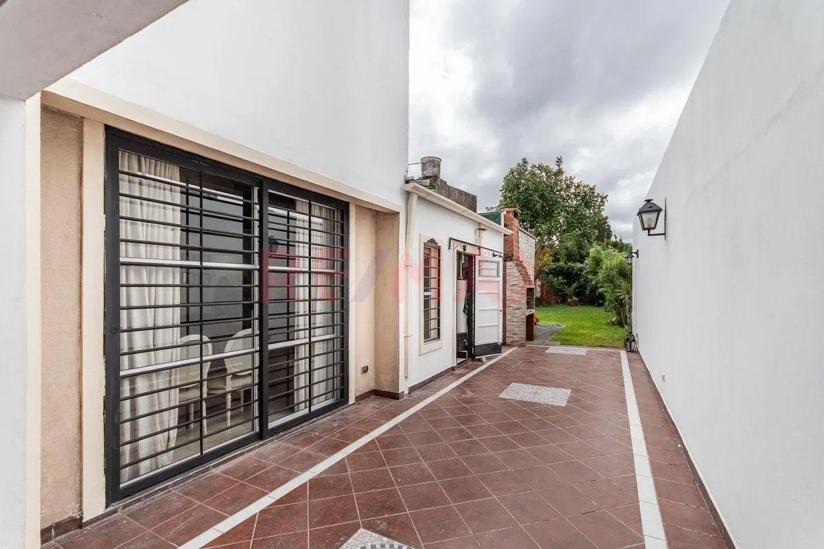 CASA COCHERAS JARDÍN 332 m2 Monte Grande 4