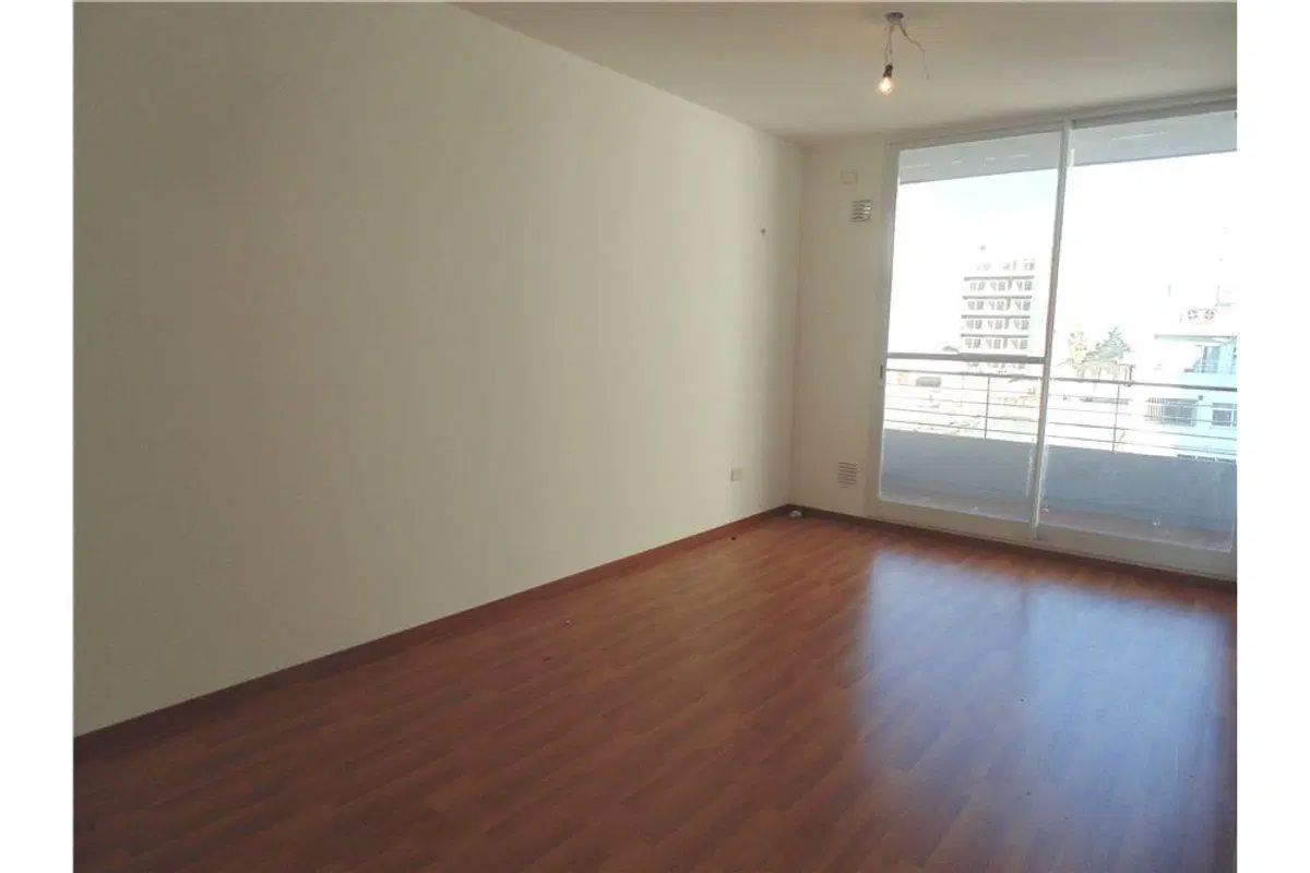 AMPLIO MONOAMBIENTE DIVISIBLE (EN L)  CON BALCON 8