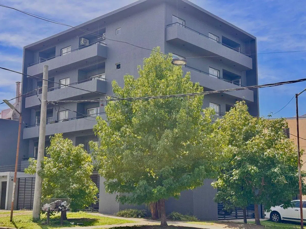 Venta Depto de 3amb c/ cochera y balcon - Quilmes 2