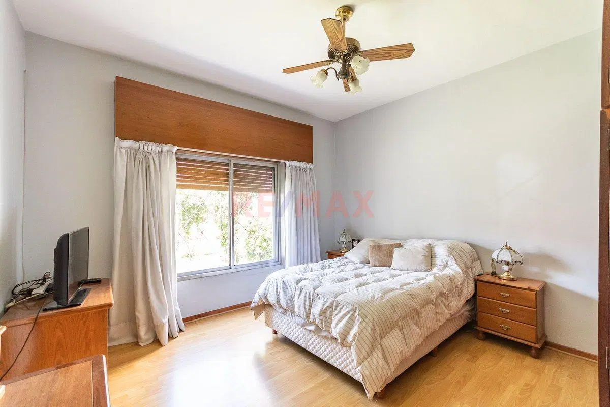 CASA EN VENTA 4 AMBIENTES + ESTUDIO EN ALDO BONZI 5