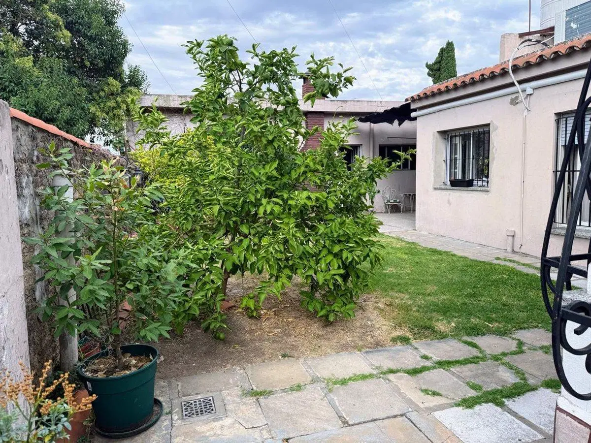 VENTA CASA CON JARDIN CIUDADELA 5