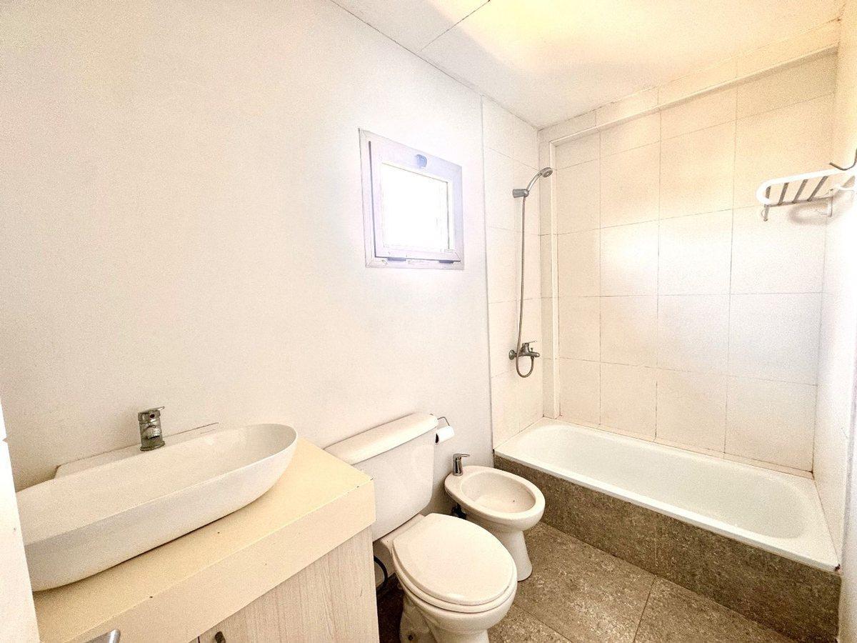 Foto de Venta Depto de 3amb c/ cochera y balcon - Quilmes, imagen 4