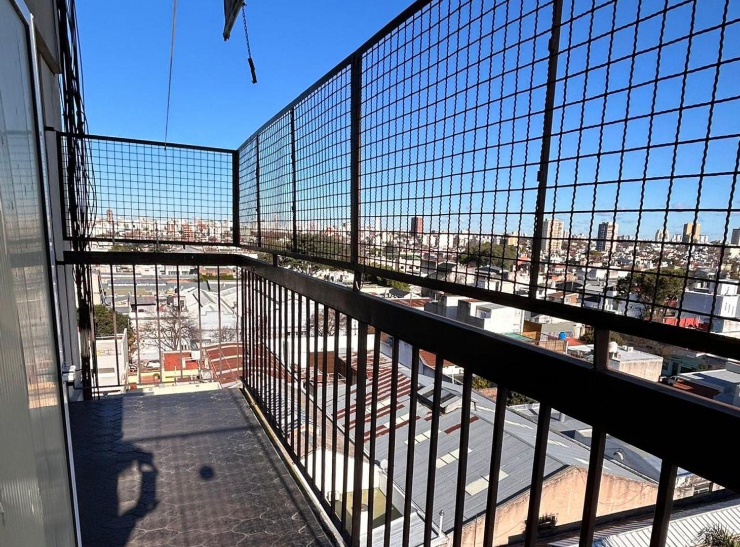 Foto de VENTA DEPTO 4 AMB GRAN BALCON TODO LUZ FLORESTA, imagen 2