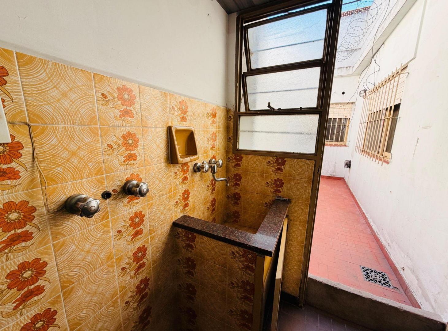 Foto de VENTA DEPTO 2 AMBIENTES CON PATIO EN RAMOS MEJIA, imagen 4