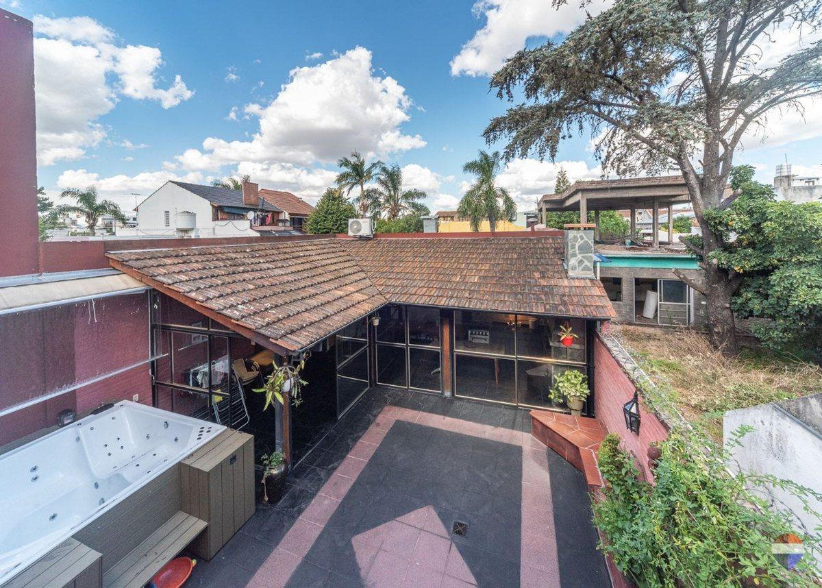Foto de VENTA CASA 6 AMBIENTES QUINCHO PATIO COCHERA JACUZ, imagen 2