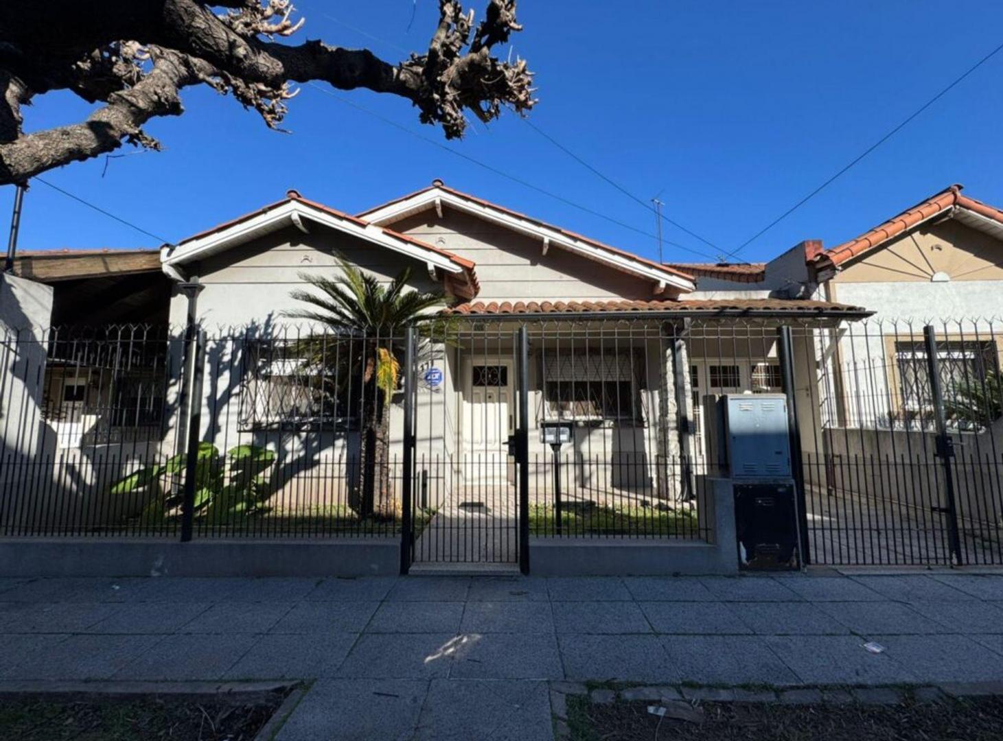 Foto de CASA EN VENTA 4 AMB + DEPTO 2 AMB JARDIN V. MAIPU, imagen 2