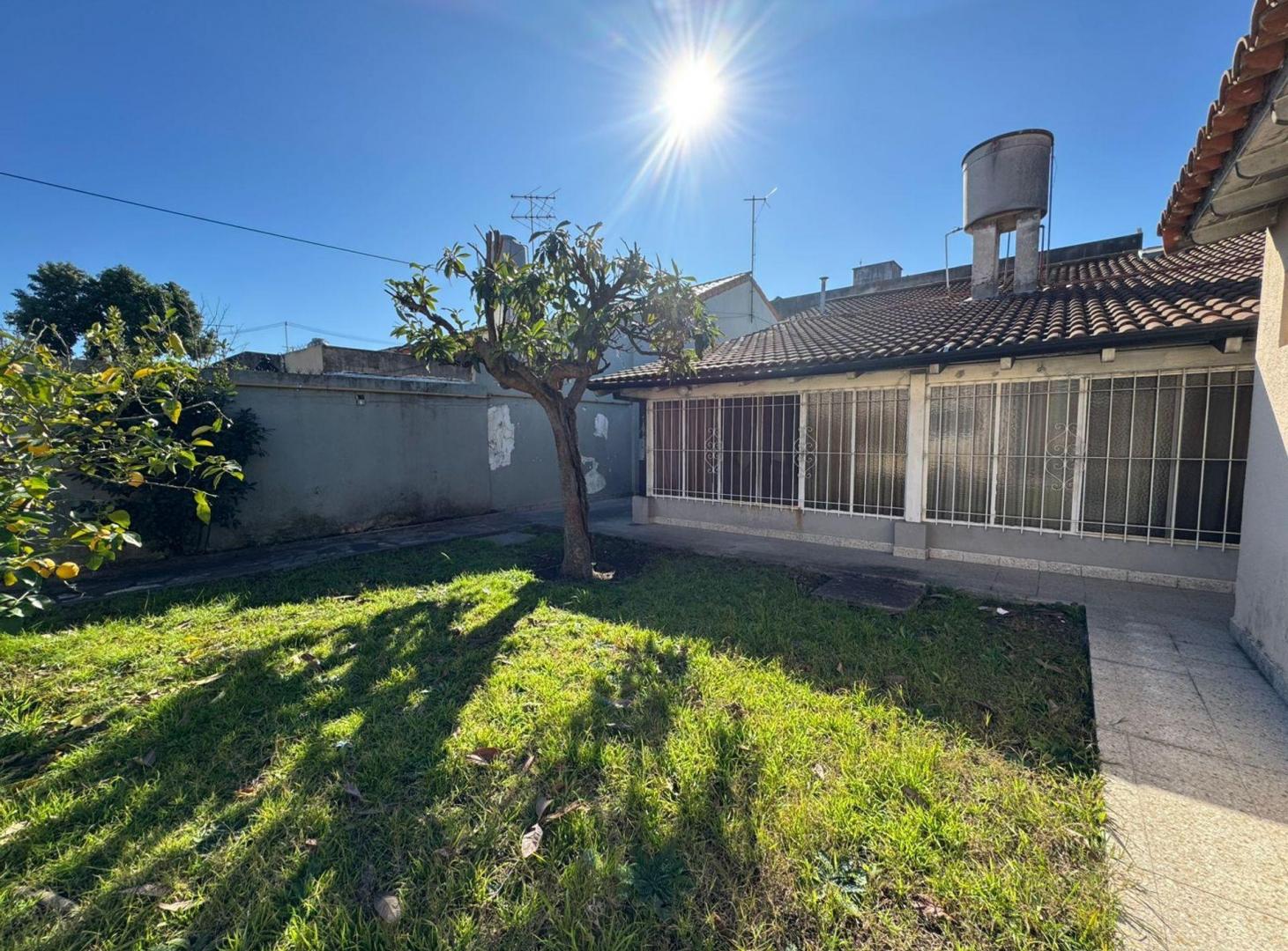 Foto de CASA EN VENTA 4 AMB + DEPTO 2 AMB JARDIN V. MAIPU, imagen 1