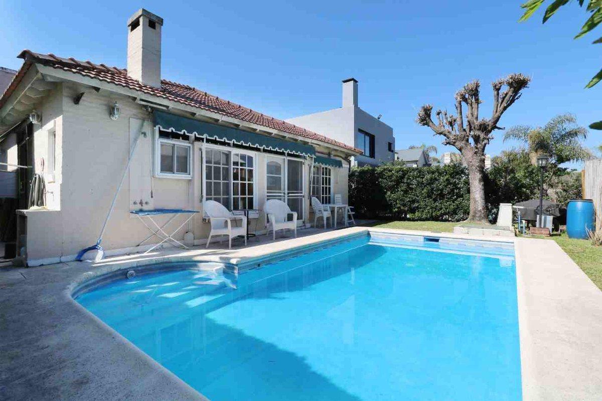 Foto de VENTA CASA CON PILETA EN COUNTRY BANCO PROVINCIA, imagen 1
