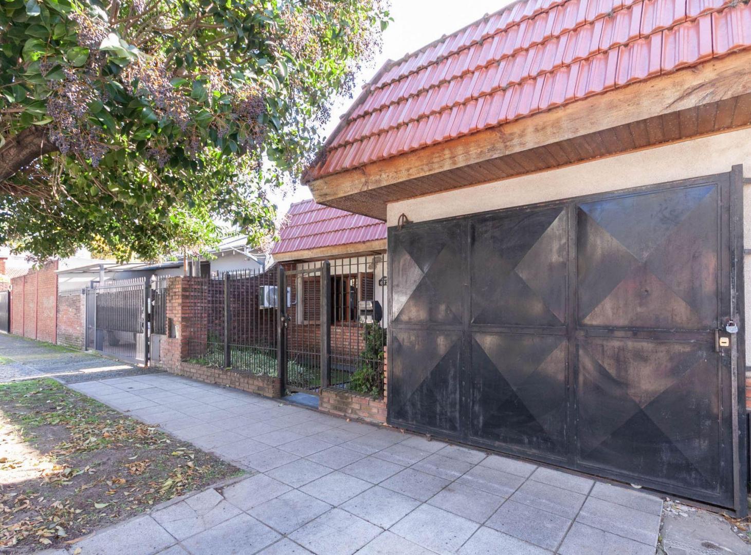 Foto de CASA EN VENTA 4/5 AMBIENTES CON COCHERA BURZACO, imagen 3