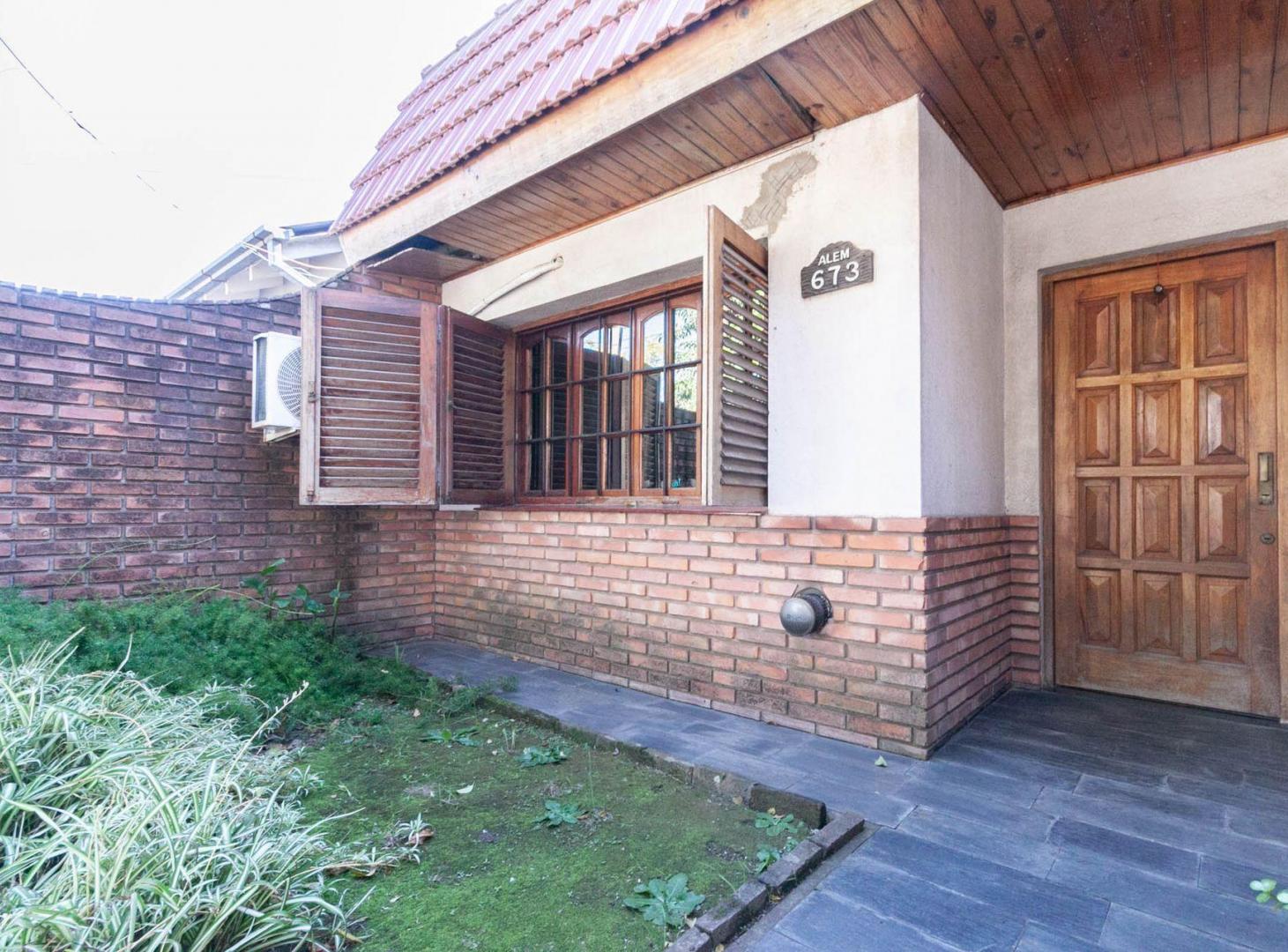 Foto de CASA EN VENTA 4/5 AMBIENTES CON COCHERA BURZACO, imagen 1