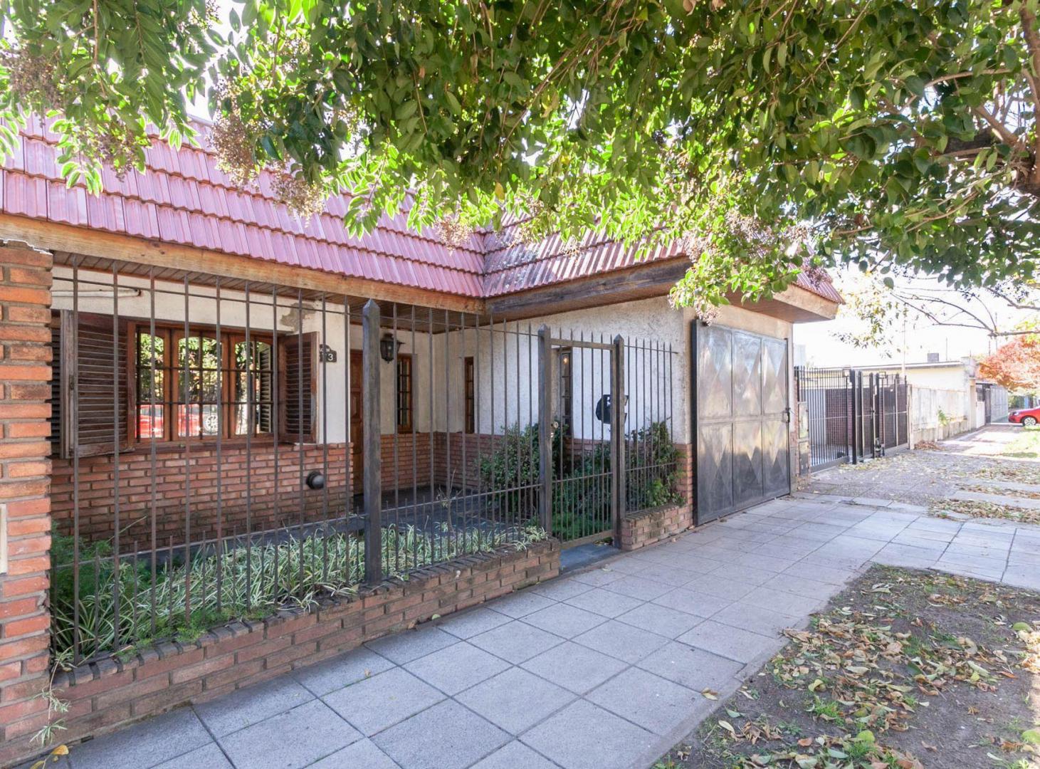 Foto de CASA EN VENTA 4/5 AMBIENTES CON COCHERA BURZACO, imagen 2