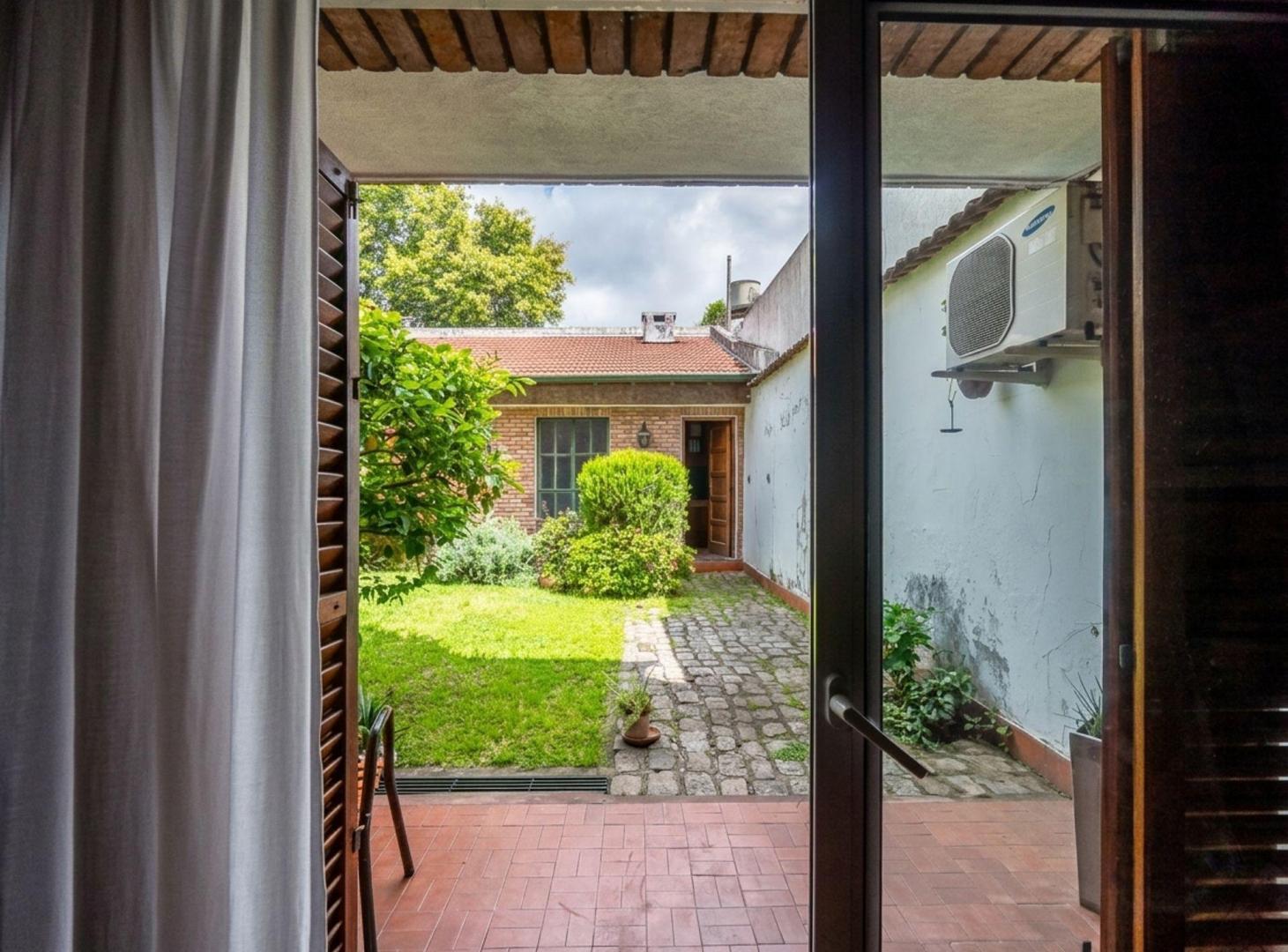 Foto de Venta casa 5amb jardín quincho garage x2 Agronomia, imagen 1