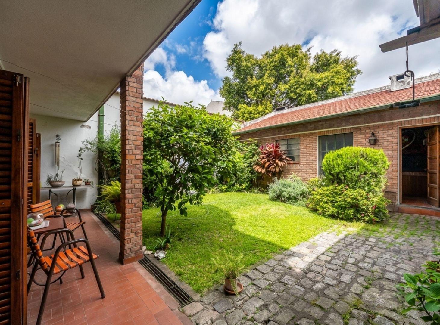Foto de Venta casa 5amb jardín quincho garage x2 Agronomia, imagen 2