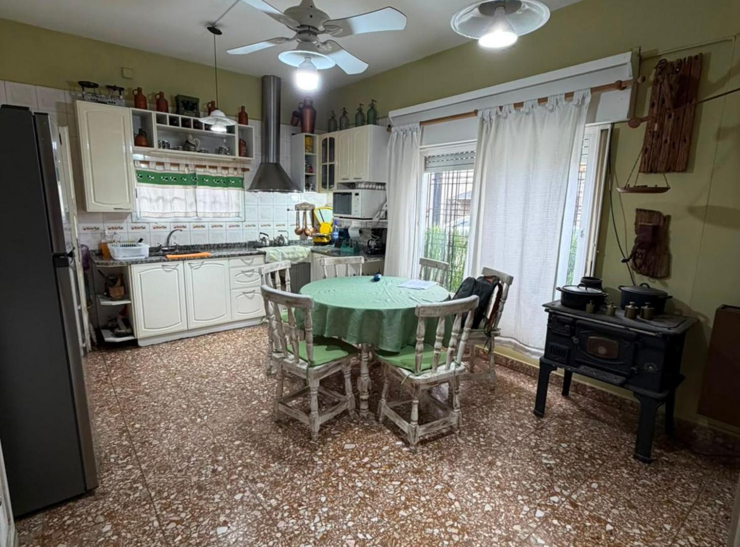 Foto de EN VENTA CASA 3 AMBIENTES CON COCHERA - HAEDO, imagen 4