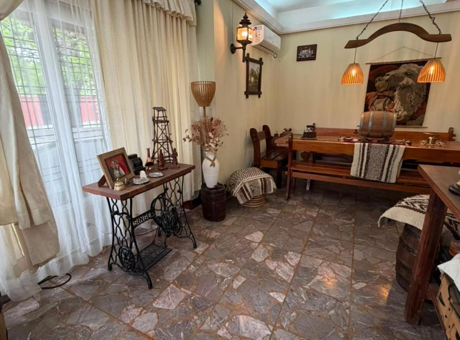 Foto de EN VENTA CASA 3 AMBIENTES CON COCHERA - HAEDO, imagen 2