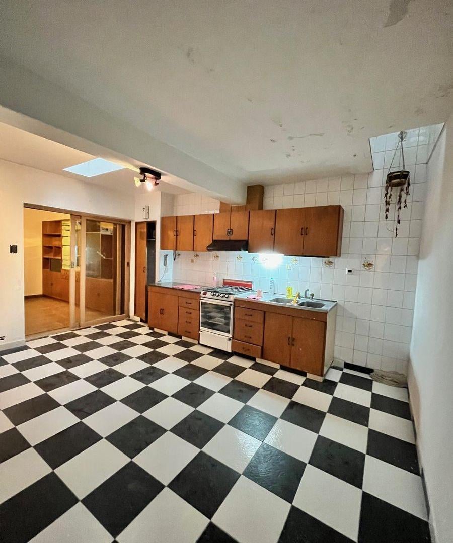 Foto de SE VENDE CASA CON PATIO Y TERRAZA EN FLORES, imagen 3