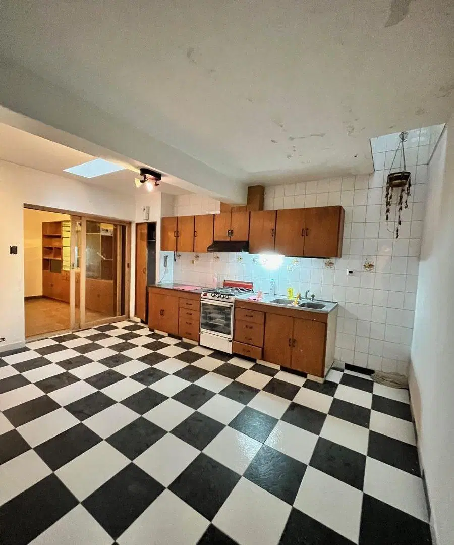 SE VENDE CASA CON PATIO Y TERRAZA EN FLORES 3
