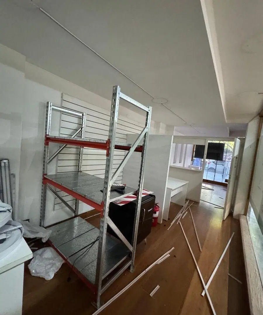 SE VENDE LOCAL A TRES CUADRAS DEL OBELISCO AL FRENTE TOTAL 120M2 1