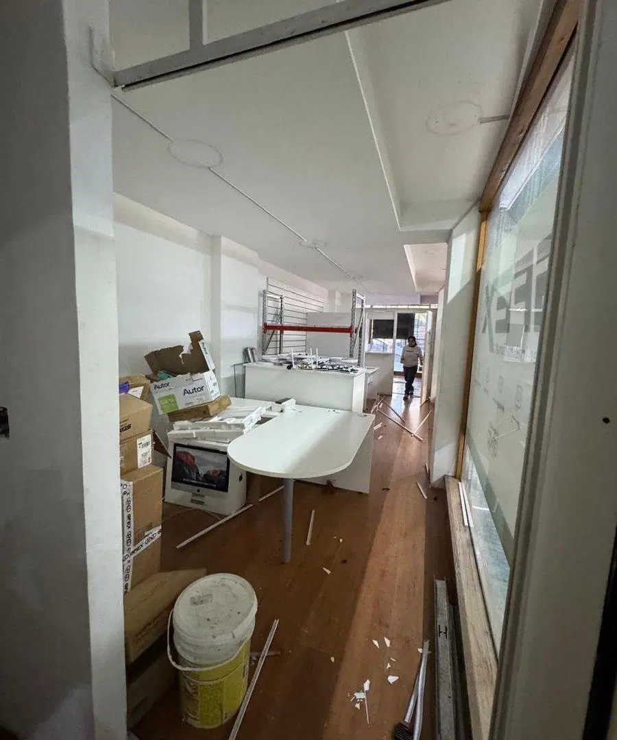 SE VENDE LOCAL A TRES CUADRAS DEL OBELISCO AL FRENTE TOTAL 120M2 3