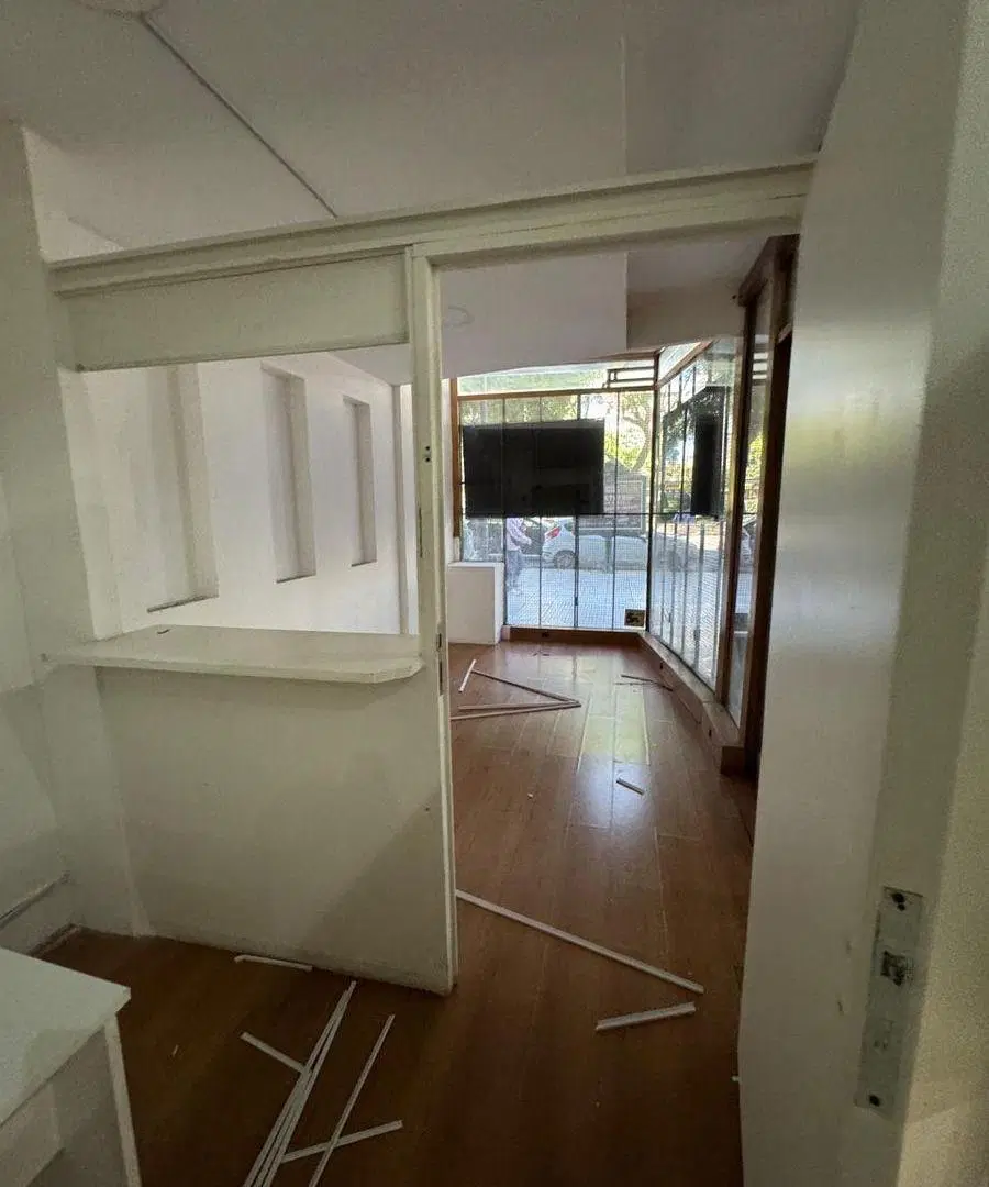 SE VENDE LOCAL A TRES CUADRAS DEL OBELISCO AL FRENTE TOTAL 120M2 4