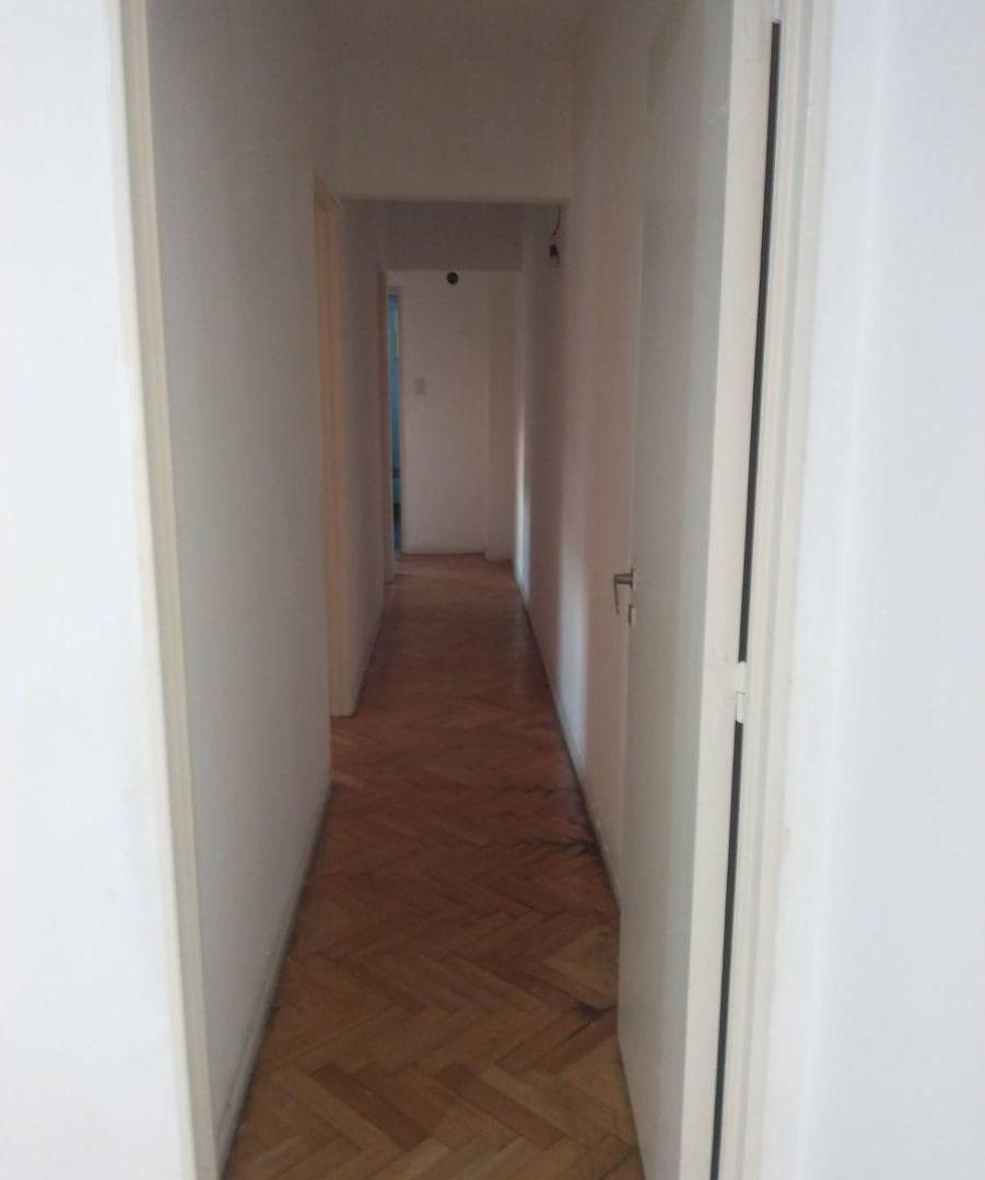 Foto de SE VENDE DPTO 4 AMB. AL FRENTE CON BALCON EN MONTE CASTRO, imagen 5
