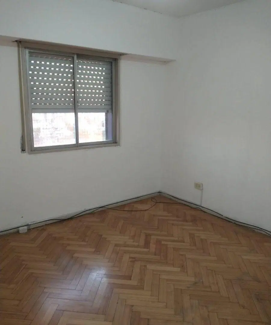 SE VENDE DPTO 4 AMB. AL FRENTE CON BALCON EN MONTE CASTRO 3