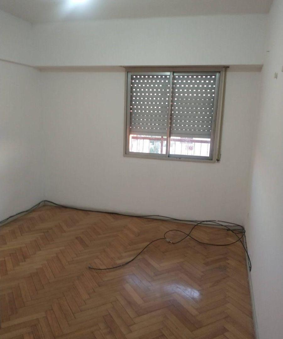Foto de SE VENDE DPTO 4 AMB. AL FRENTE CON BALCON EN MONTE CASTRO, imagen 2