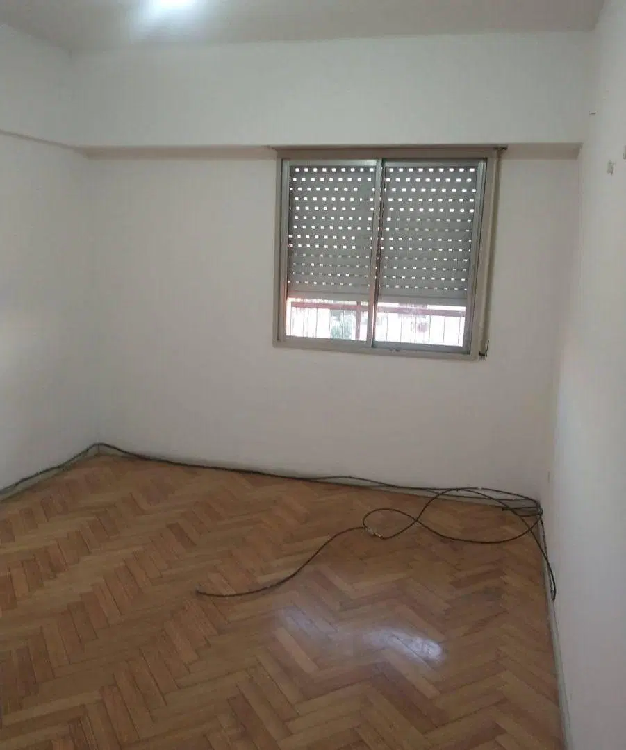 SE VENDE DPTO 4 AMB. AL FRENTE CON BALCON EN MONTE CASTRO 2