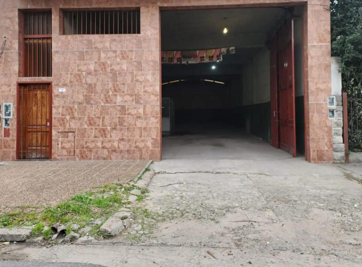 SE VENDE Galpón/Depósito + Dpto en planta alta. en LOMAS DEL MIRADOR