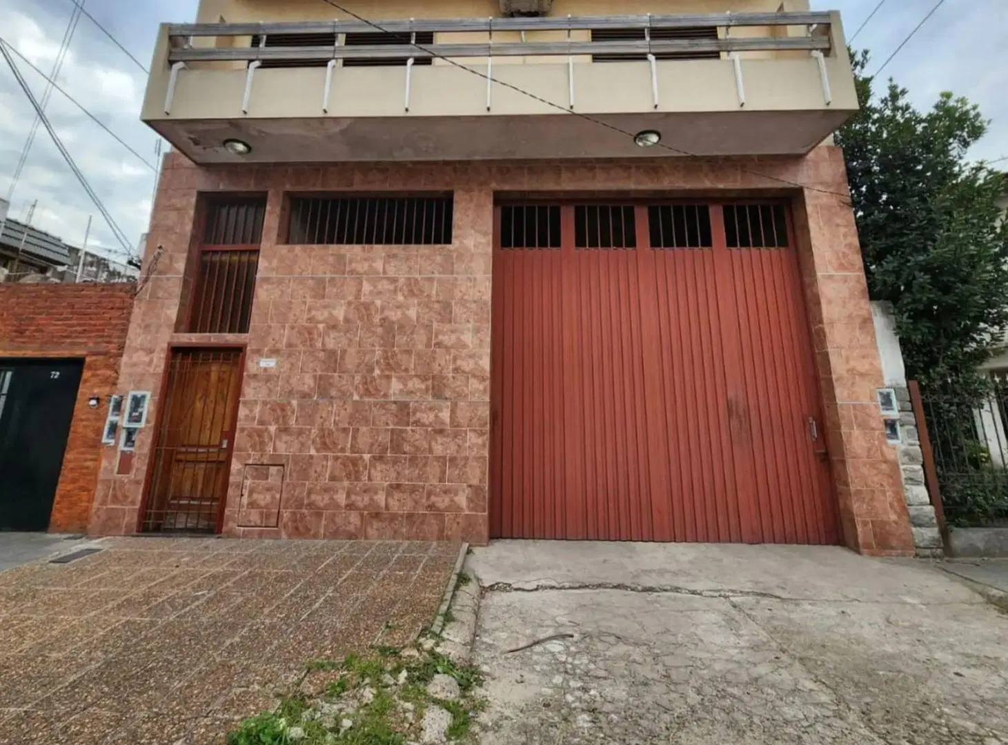 SE VENDE Galpón/Depósito + Dpto en planta alta. en LOMAS DEL MIRADOR 3