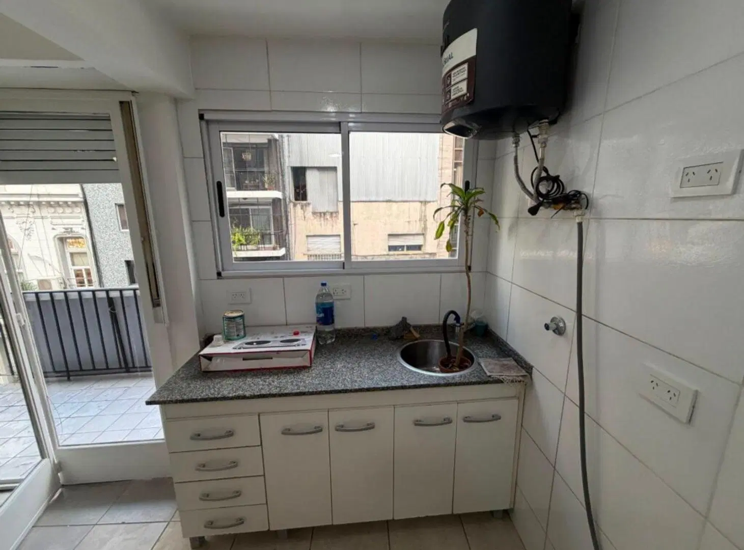 SE VENDE 3 AMB. CON BALCON AL FRENTE EN RECOLETA 4