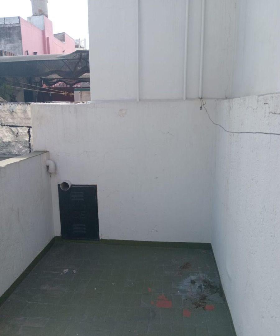Foto de SE VENDE PH 2 AMB. GRANDE . CON PATIO Y ESPACIO AEREO PROPIO EN VILLA, imagen 2